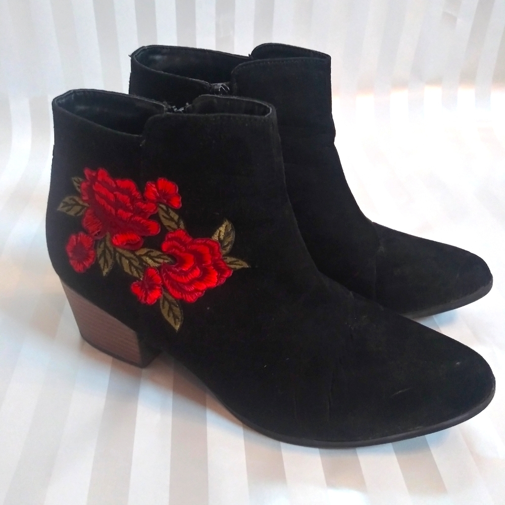 Qupid Size 8 Black Floral Ankle Boots
